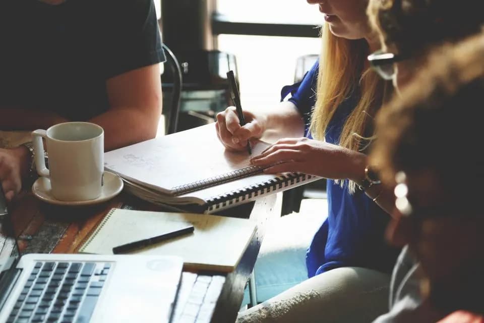 Équipe réunie autour d'une table pour cadrer un projet numérique.