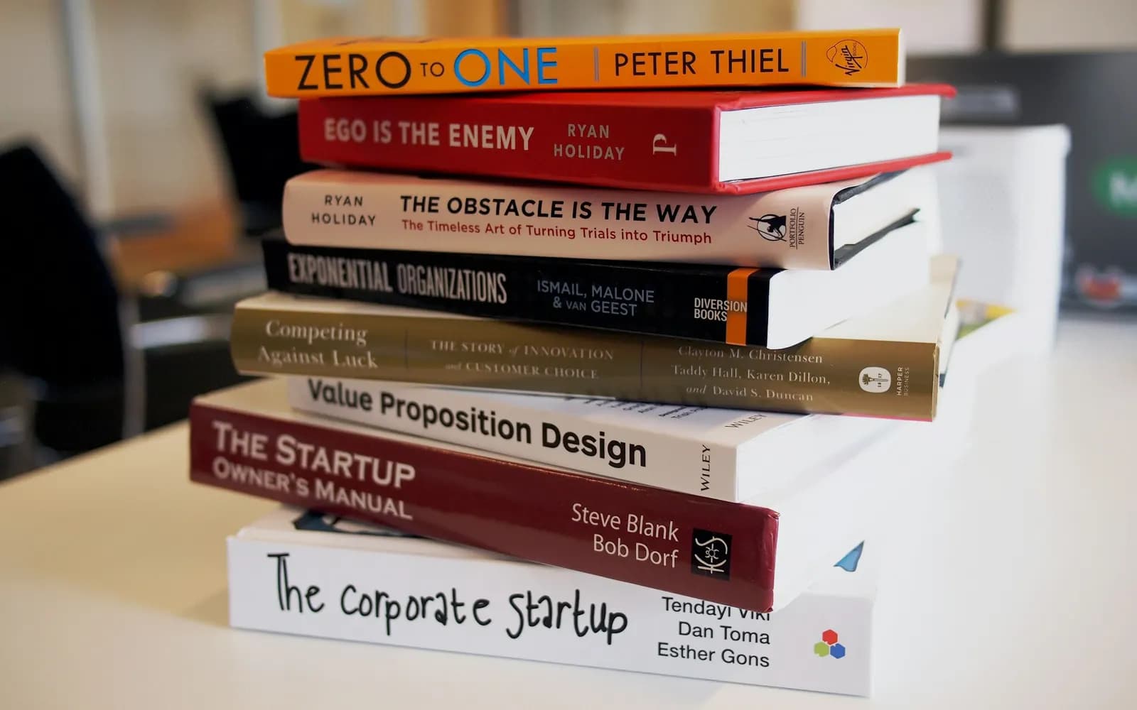 Pile de livres consacrés aux produits et aux entreprises innovantes.