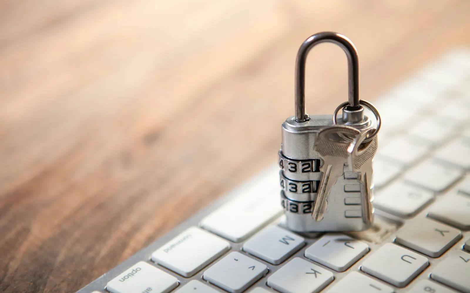 Cadenas et clés posés sur un clavier d'ordinateur.