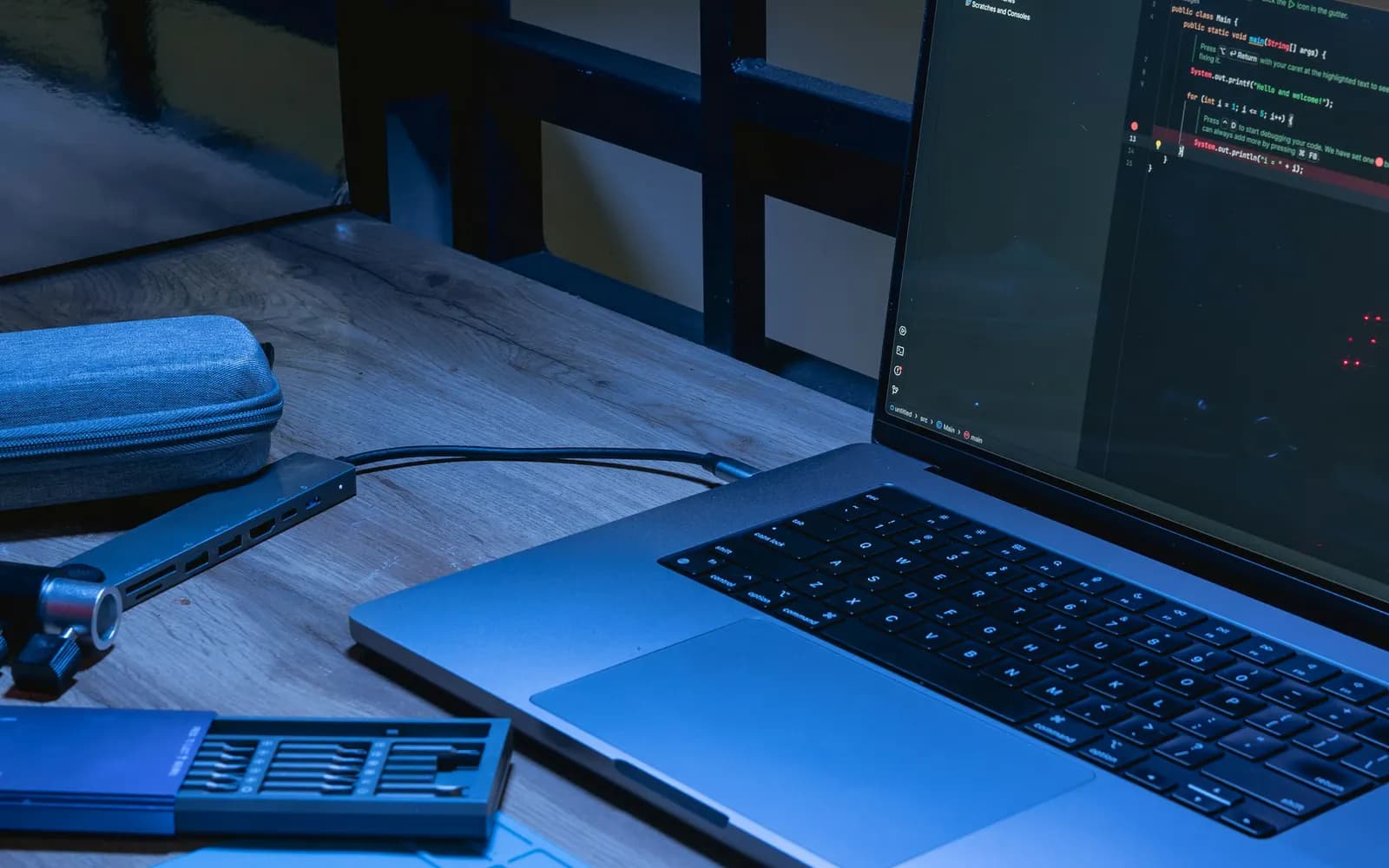 Ordinateur portable et téléphone sur un bureau de développement logiciel.